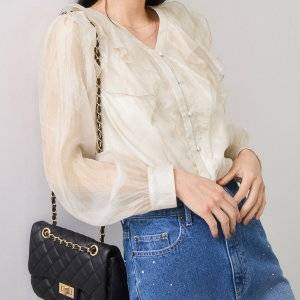  パンツコーデの女性 