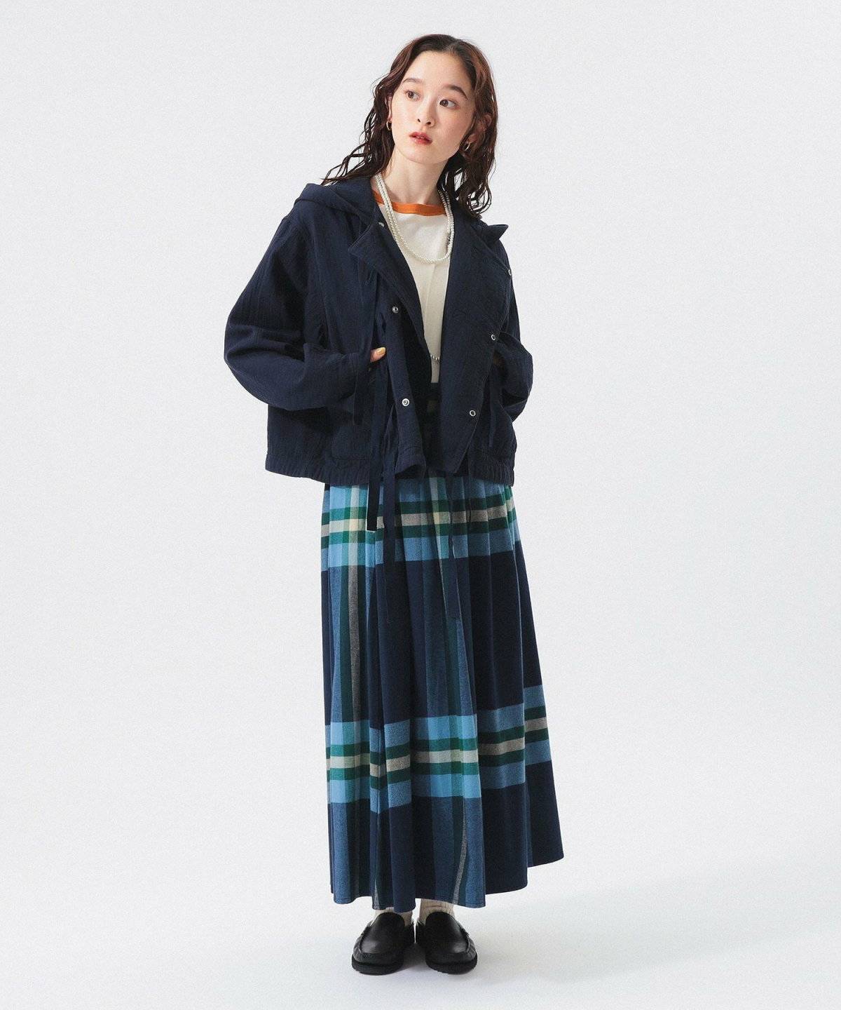 スカートコーデの女性