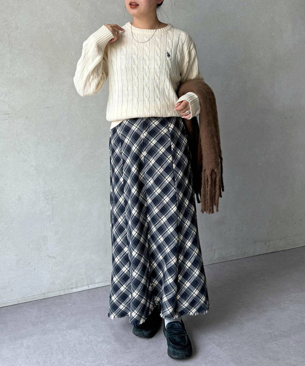 スカートコーデの女性