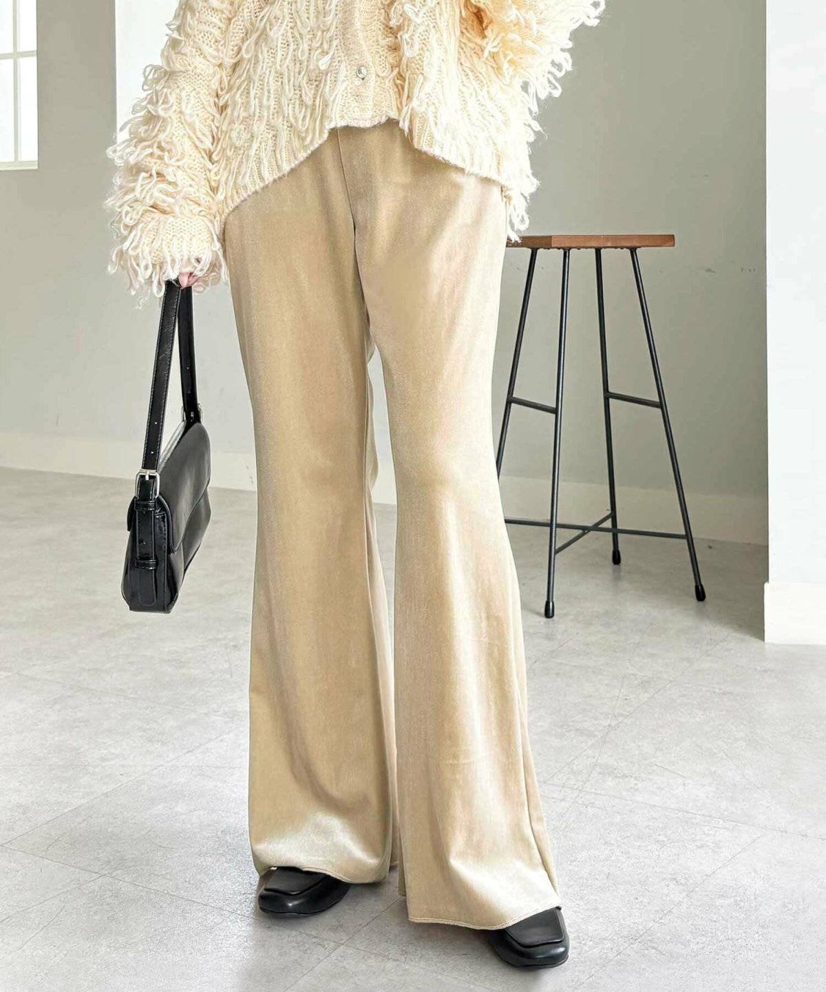 パンツコーデの女性