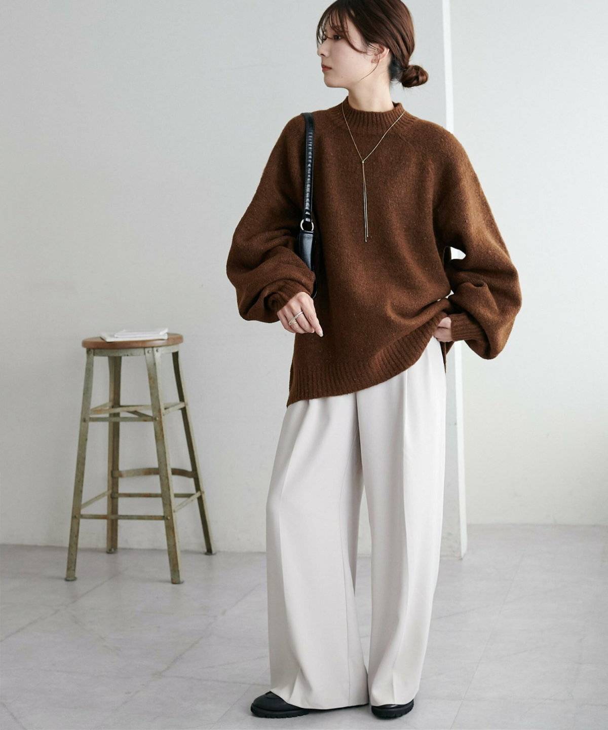 パンツコーデの女性