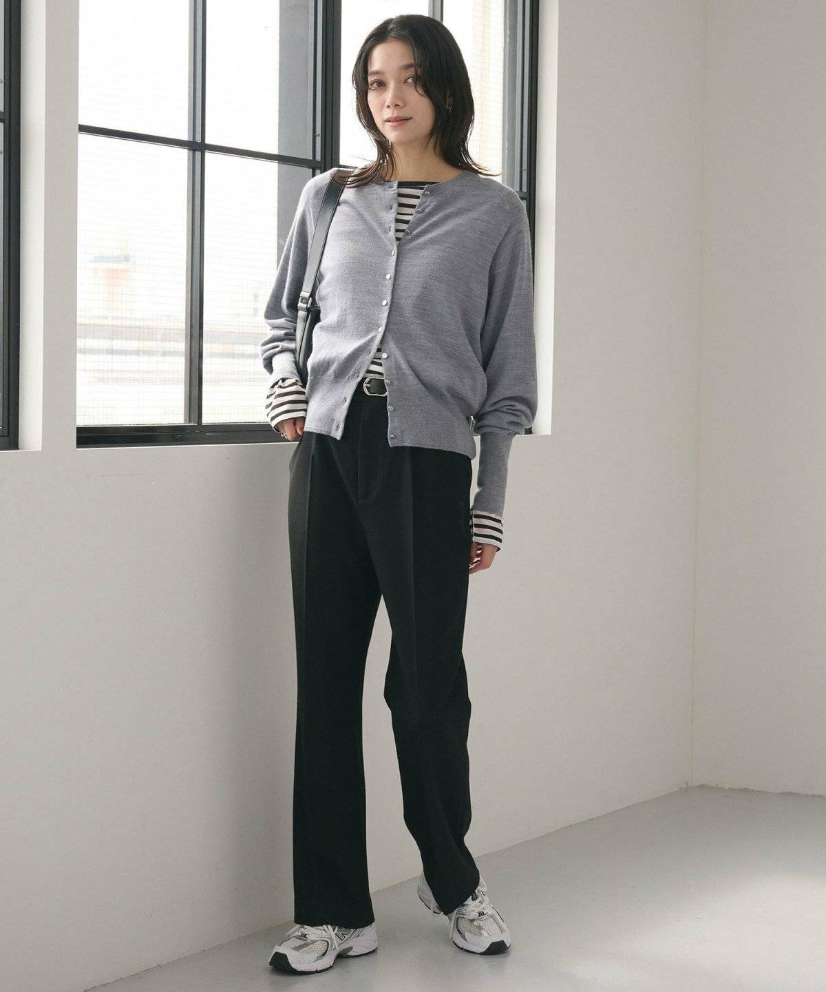 パンツコーデの女性