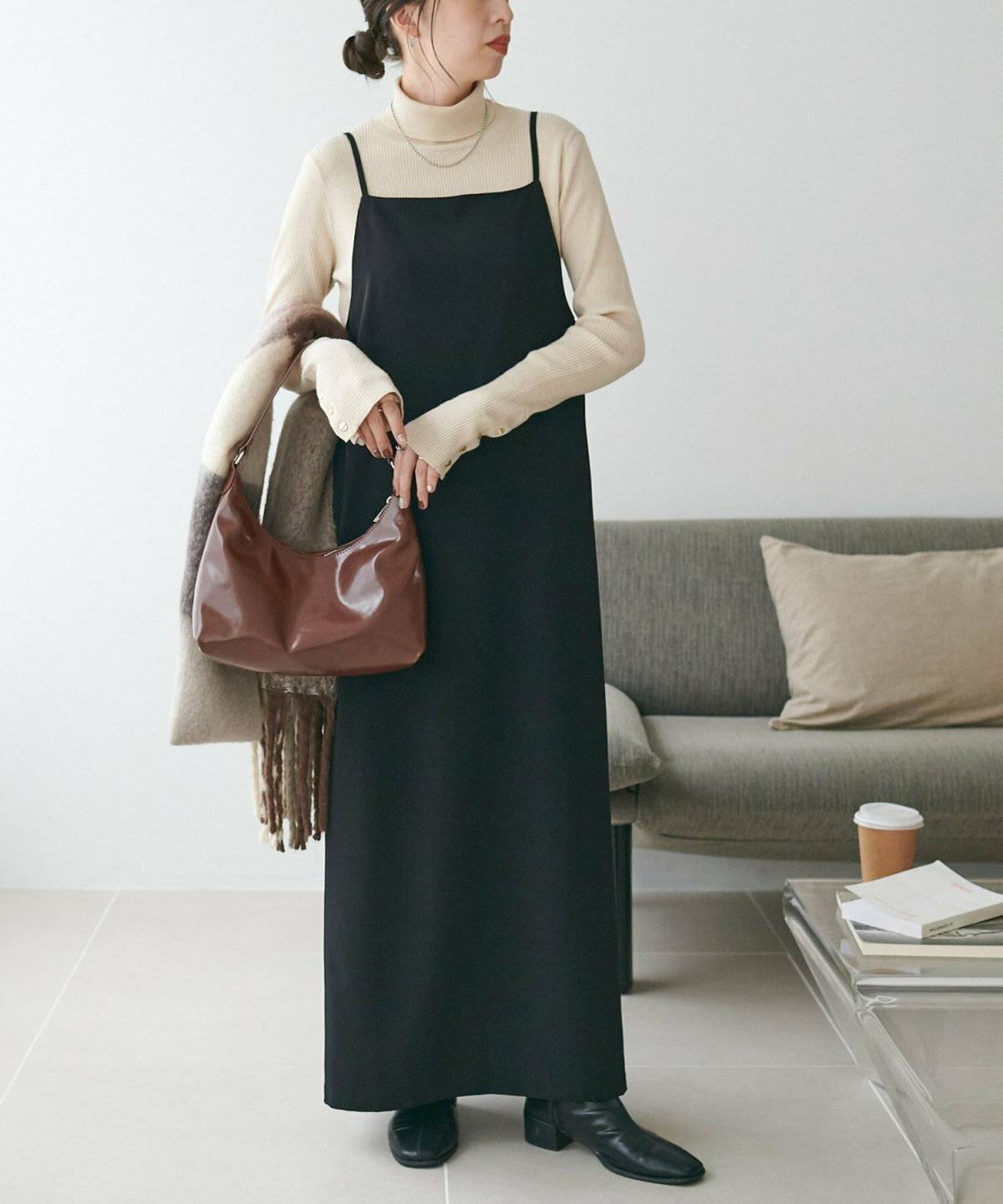 ワンピースコーデの女性