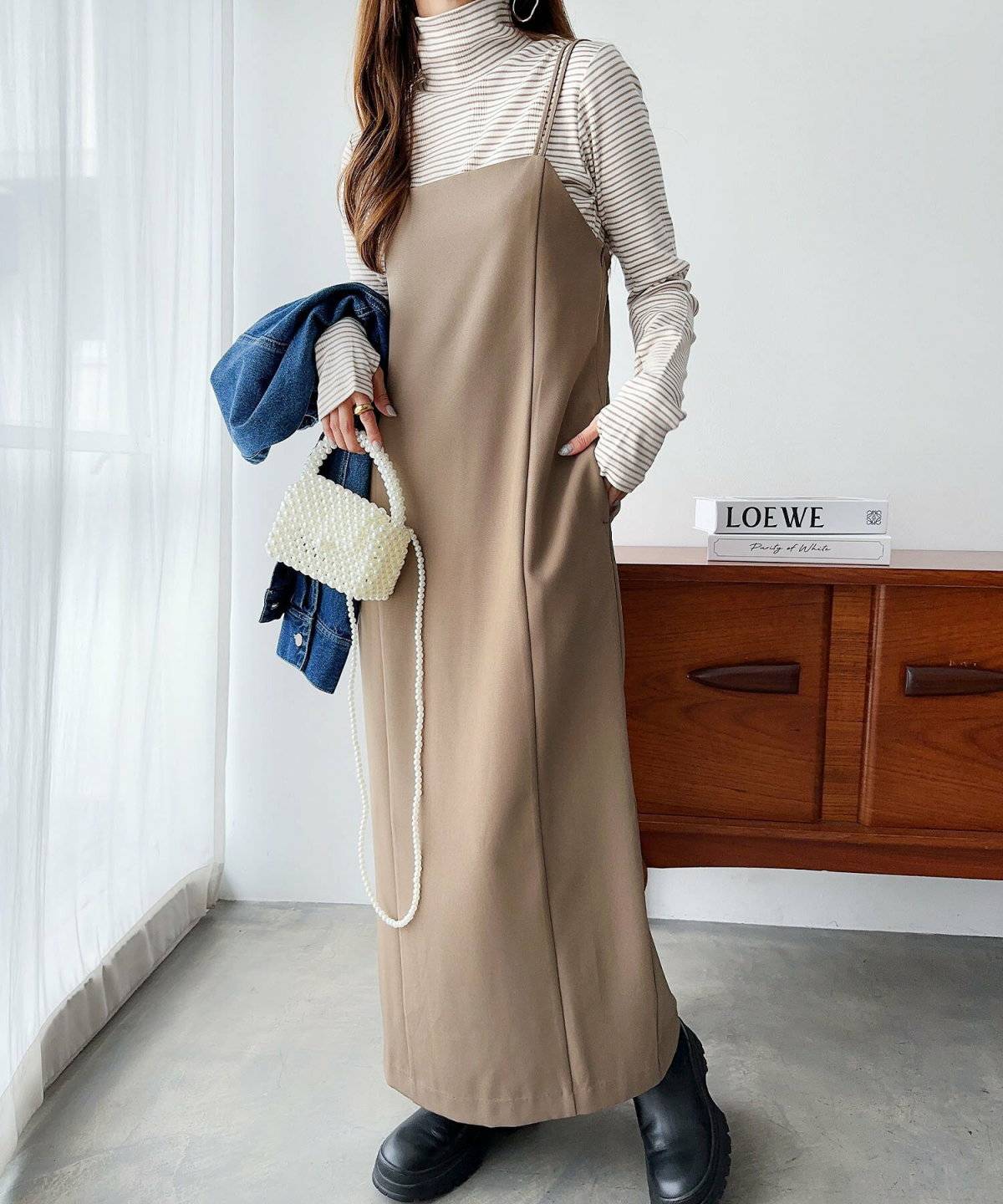 ワンピースコーデの女性