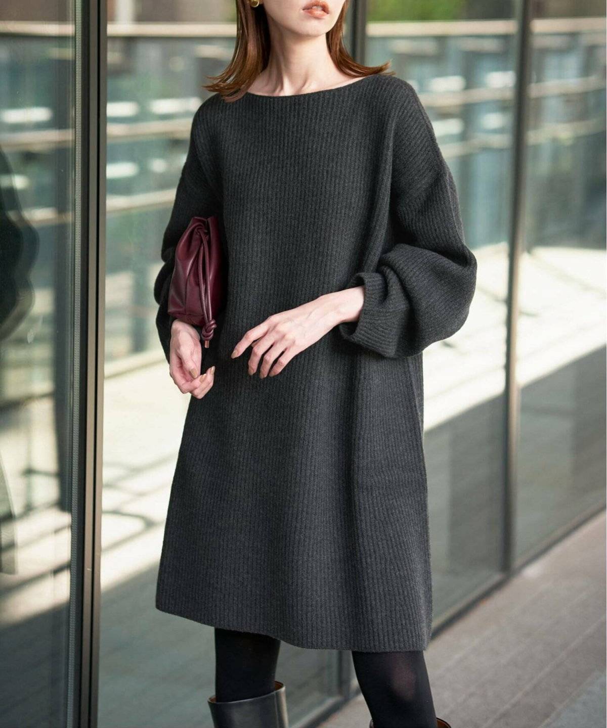 ワンピースコーデの女性