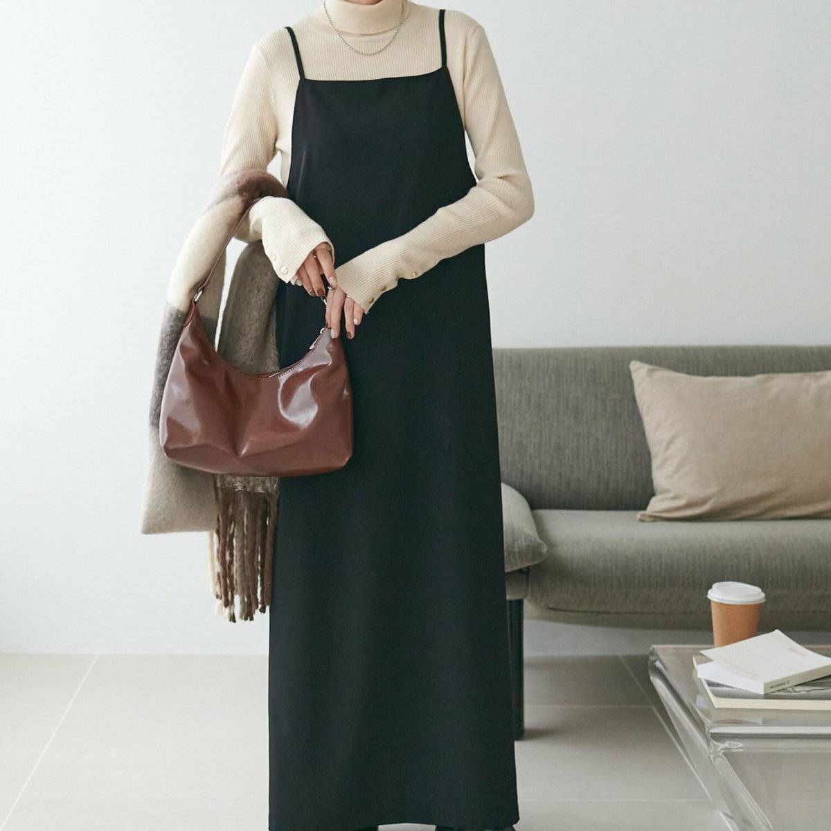 キャミワンピースコーデの女性