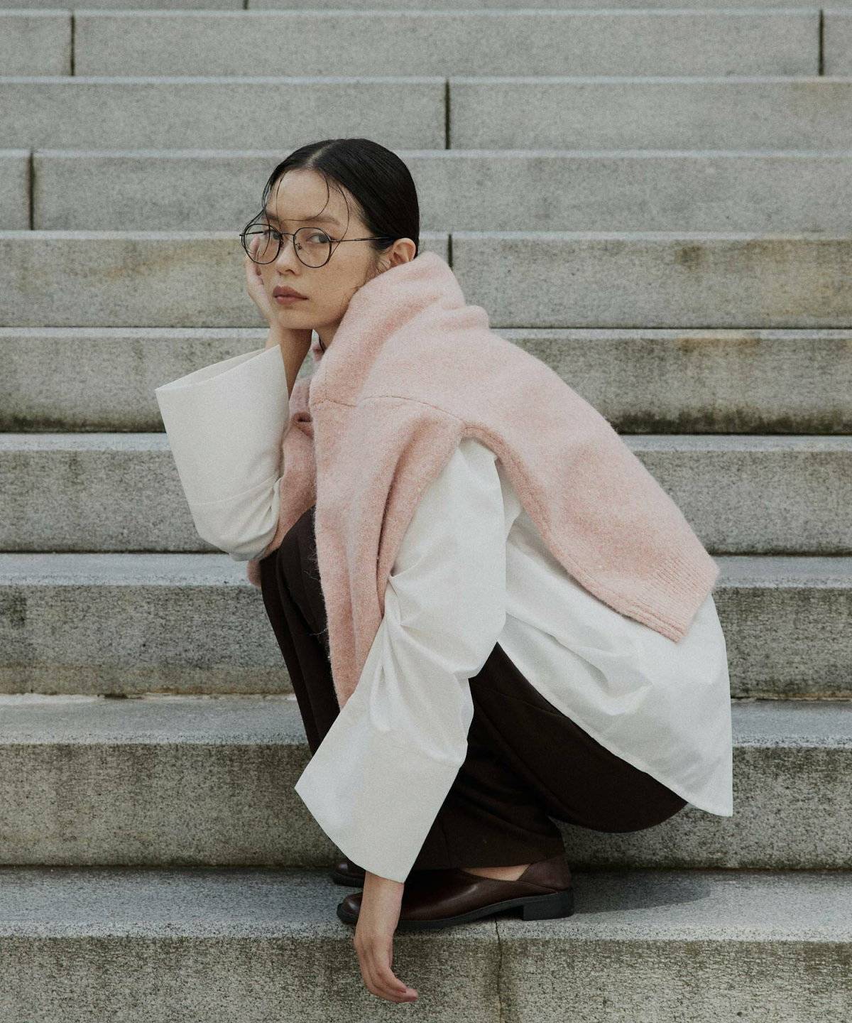 パンツコーデの女性