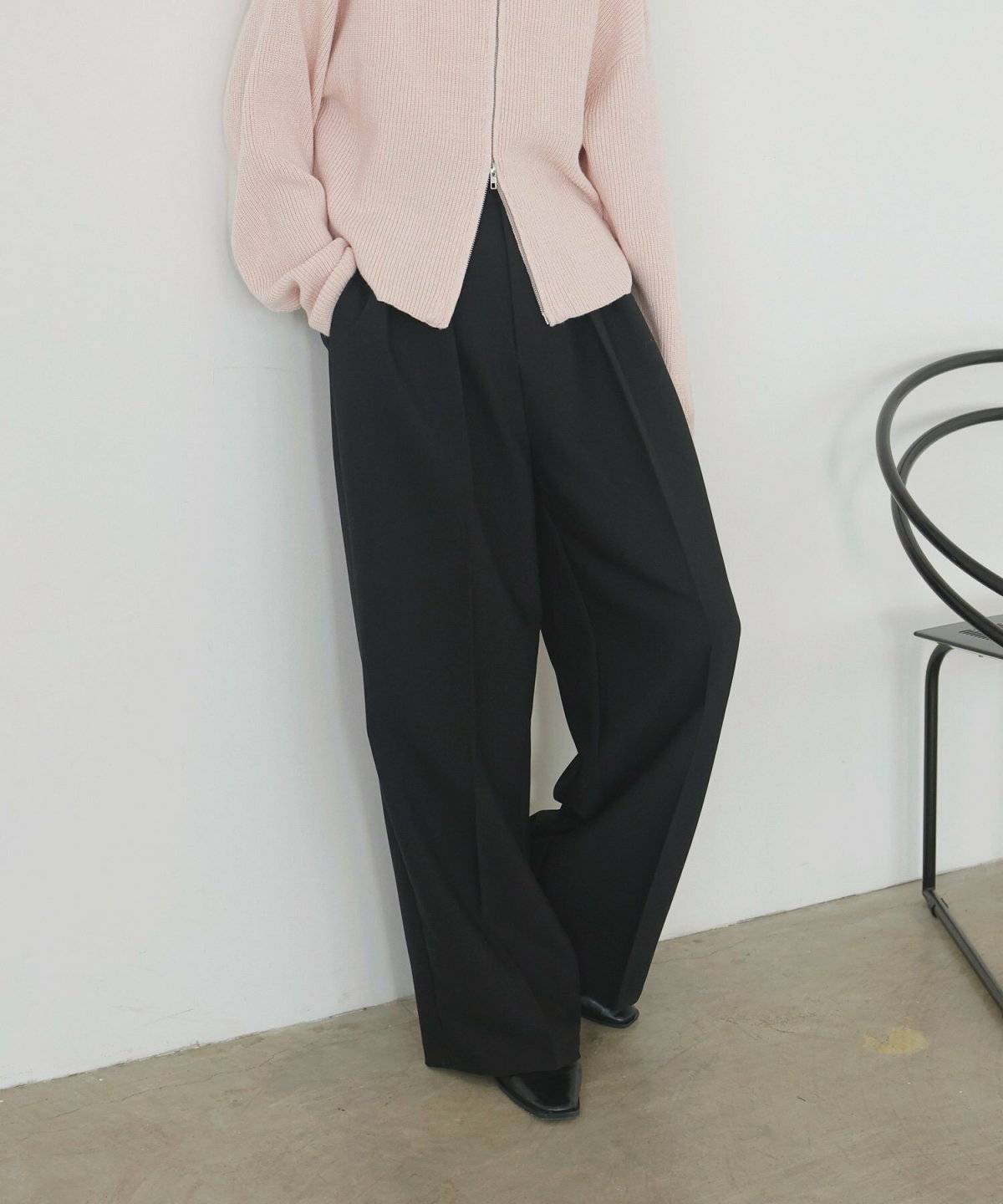 パンツコーデの女性