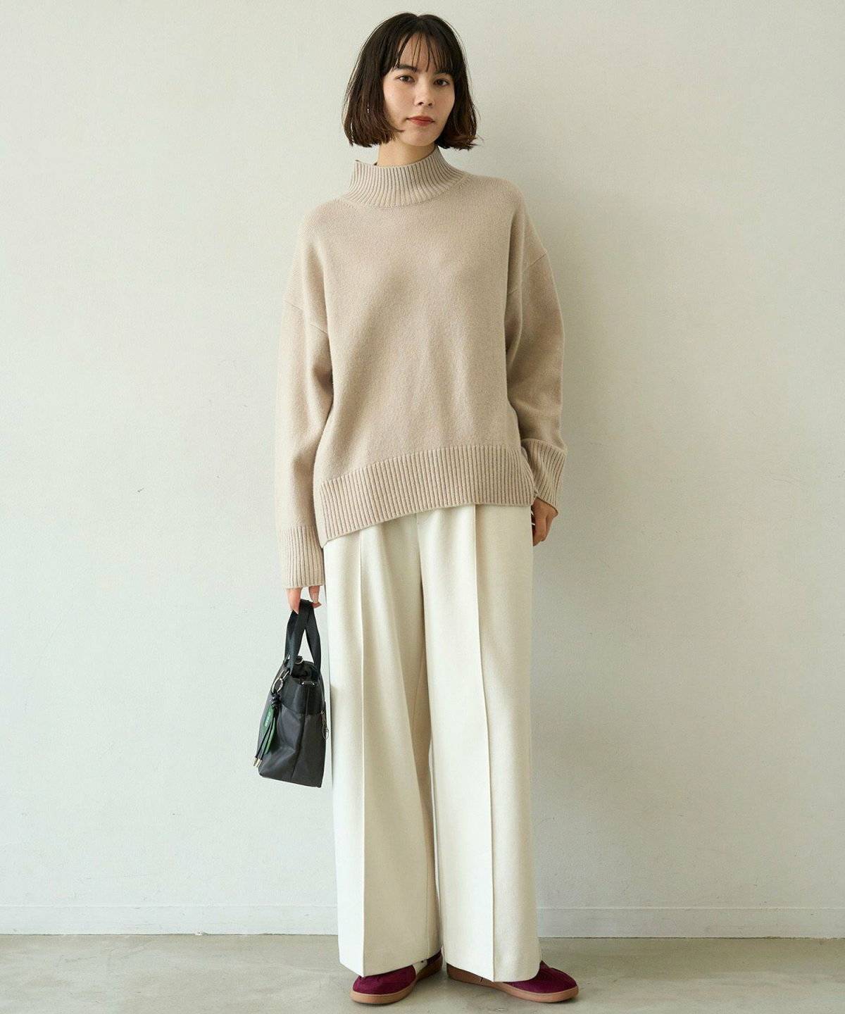 パンツコーデの女性