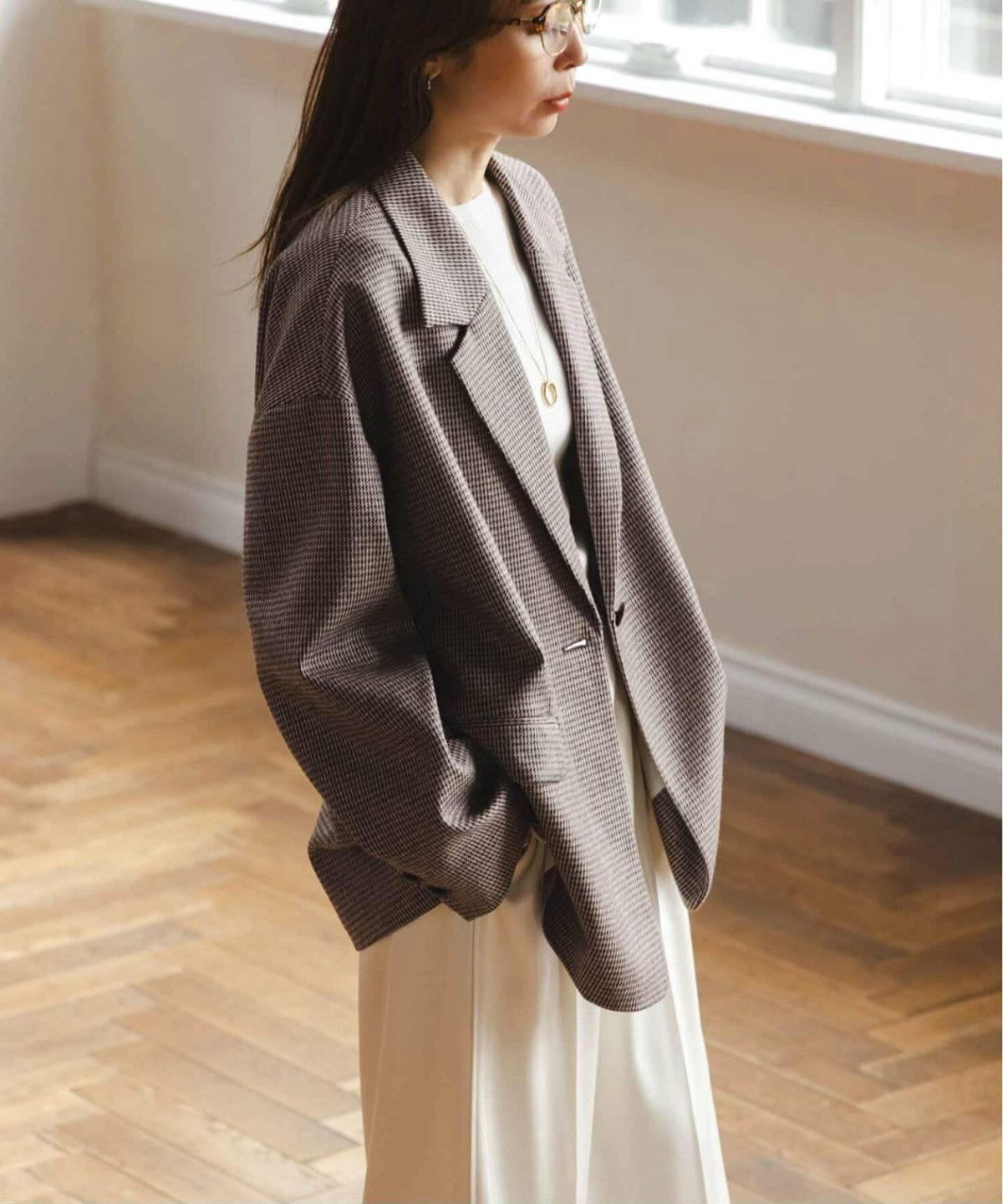 パンツコーデの女性