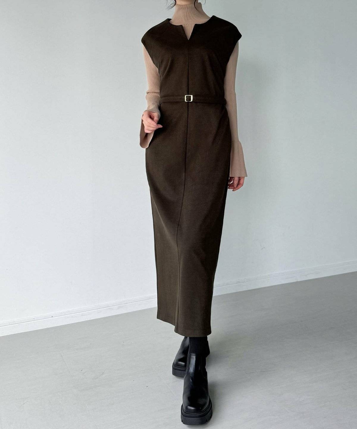 ワンピースコーデの女性