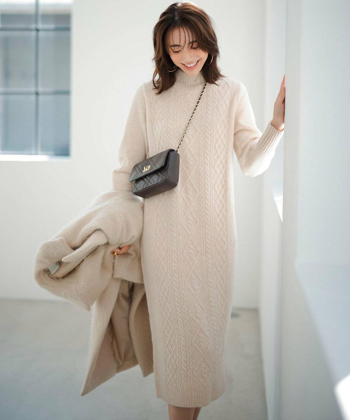 ワンピースコーデの女性