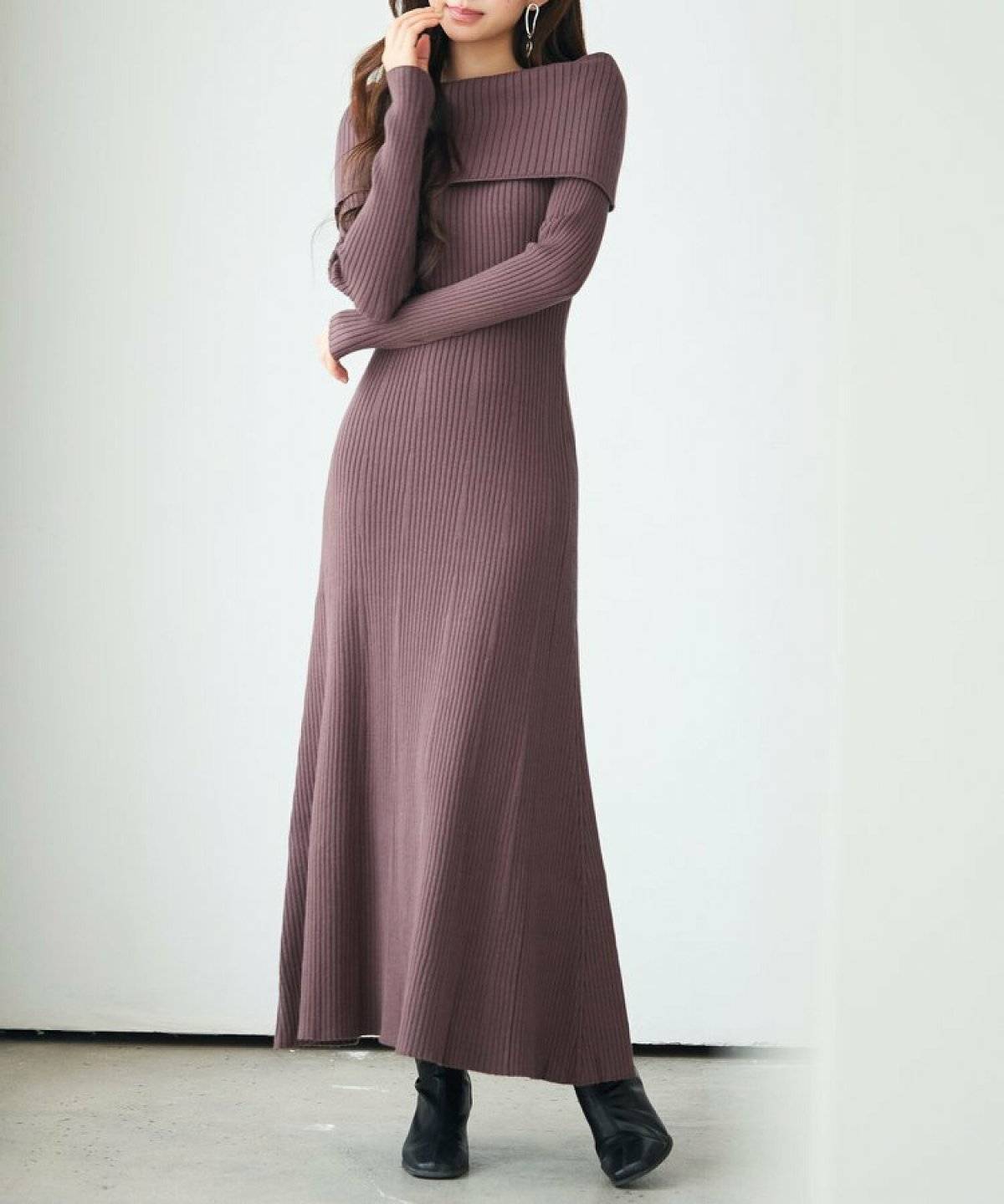 ワンピースコーデの女性