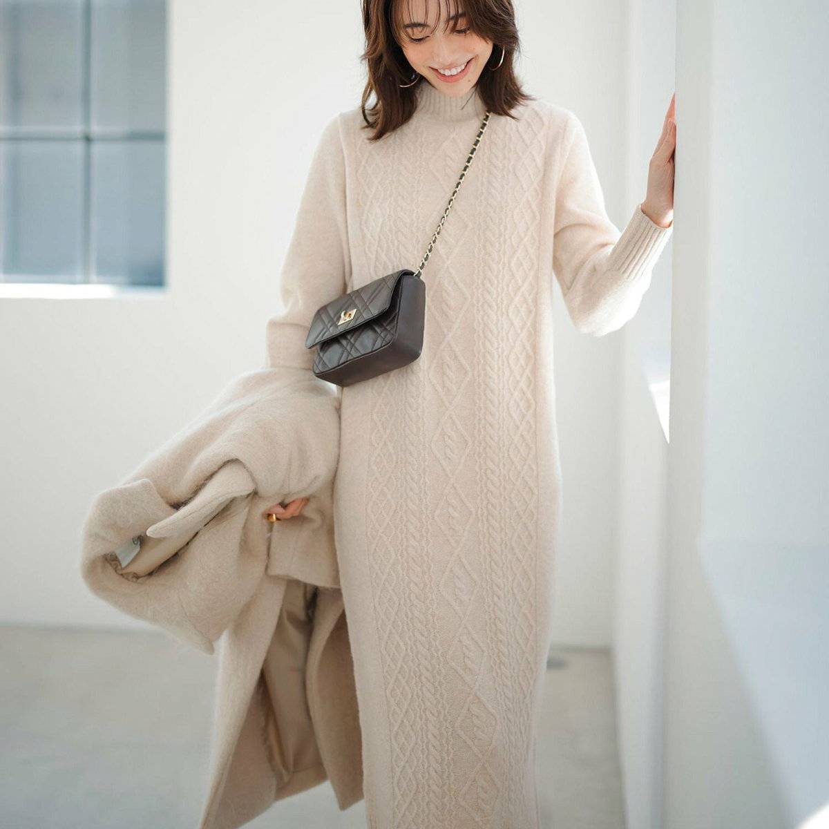 ワンピースコーデの女性