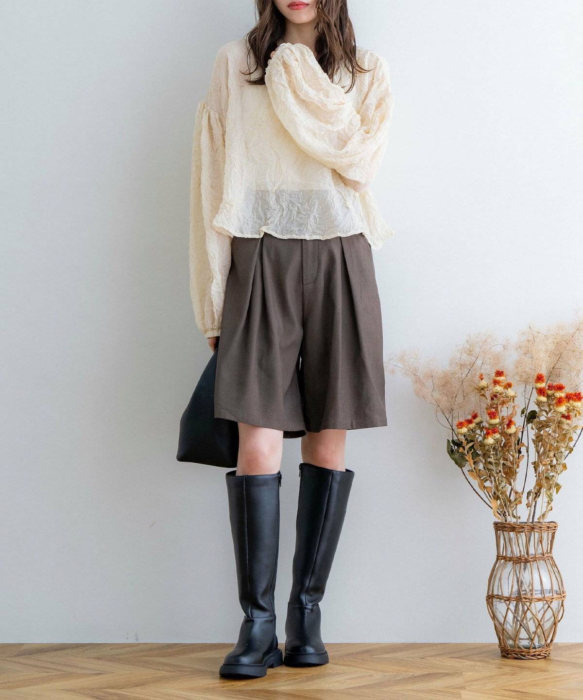 パンツコーデの女性