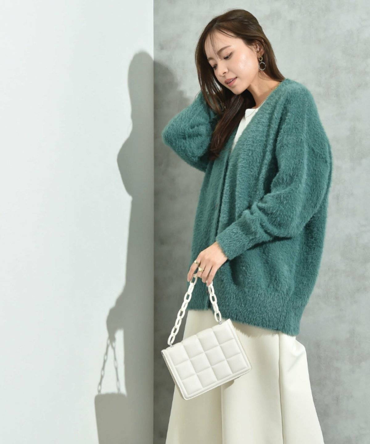 パンツコーデの女性