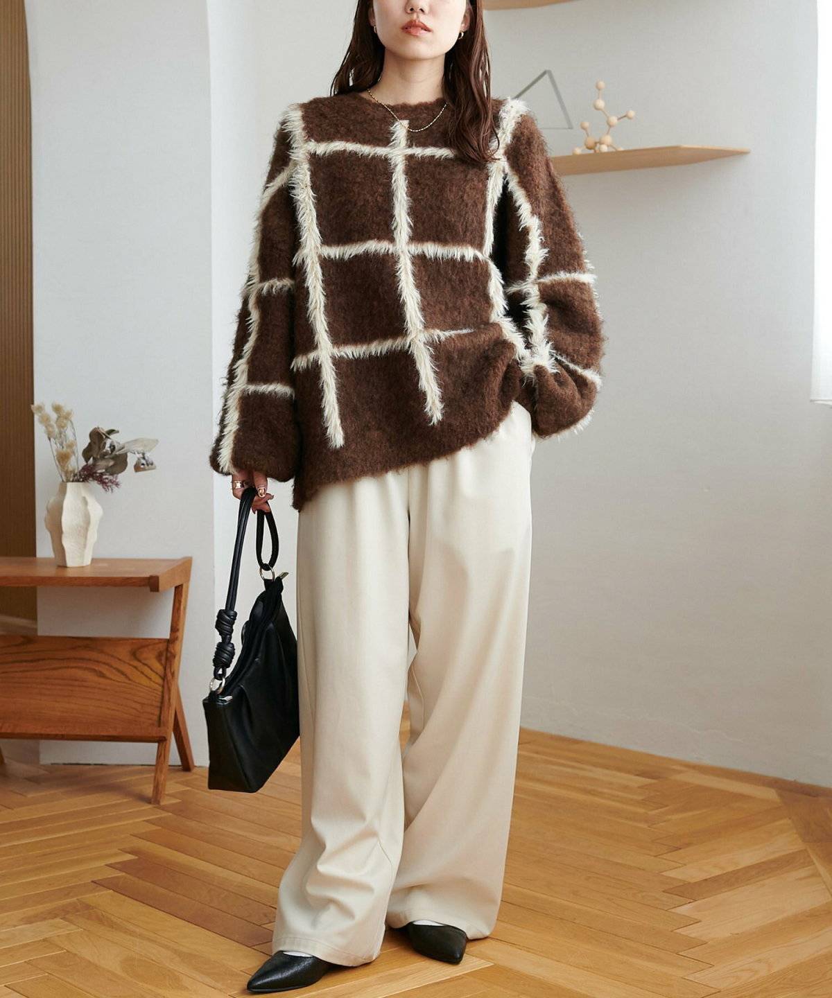 パンツコーデの女性