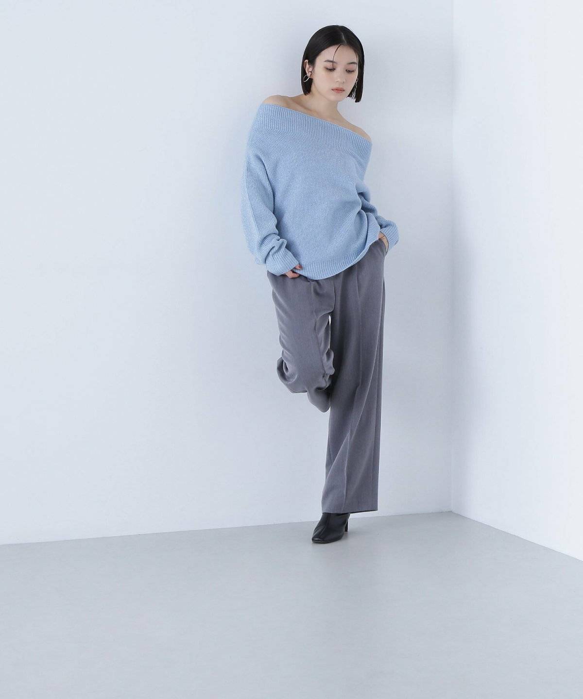 パンツコーデの女性