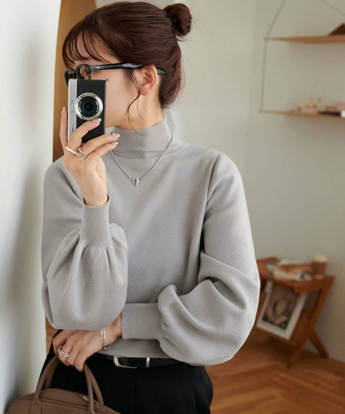 パンツコーデの女性