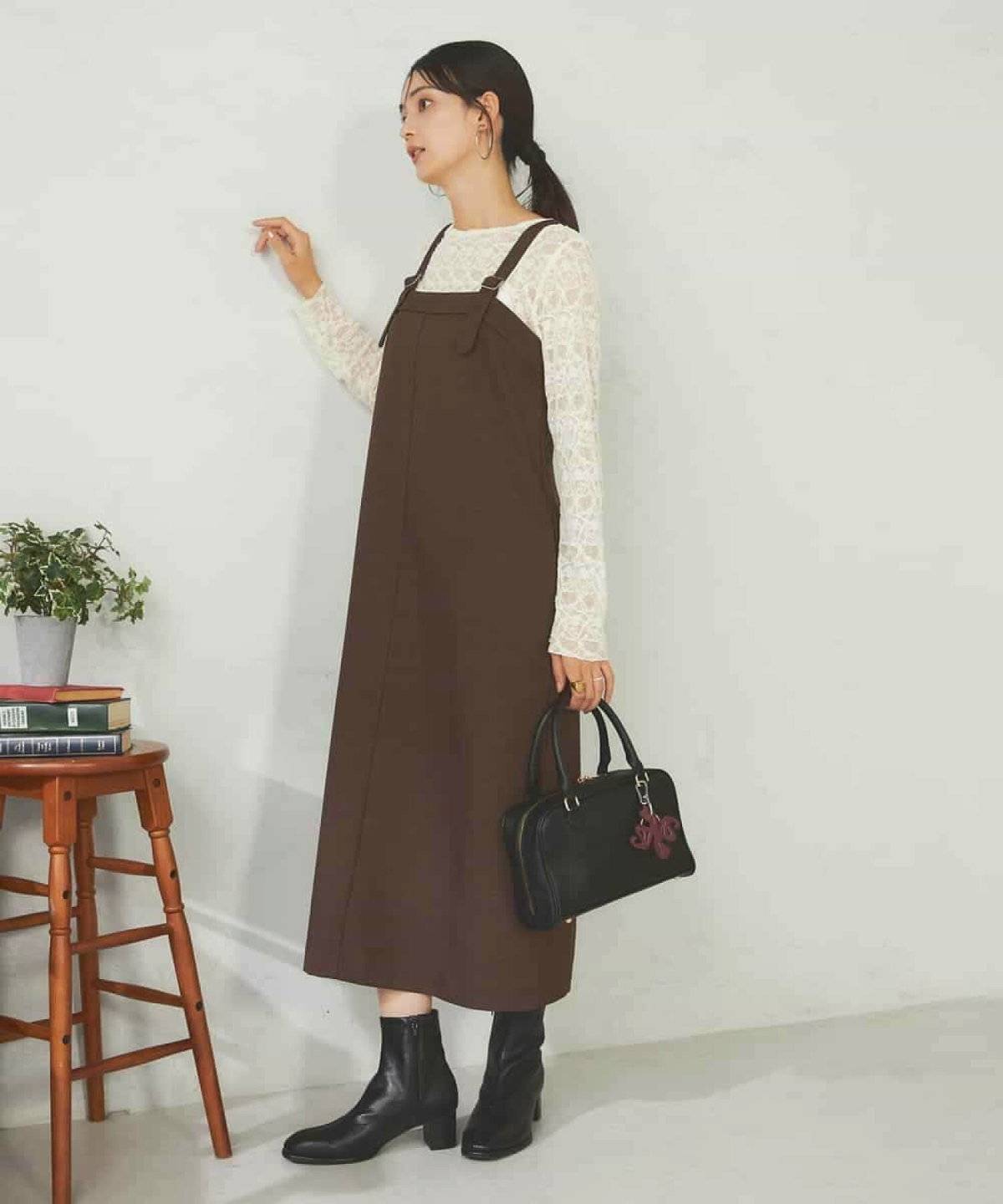 ワンピースコーデの女性