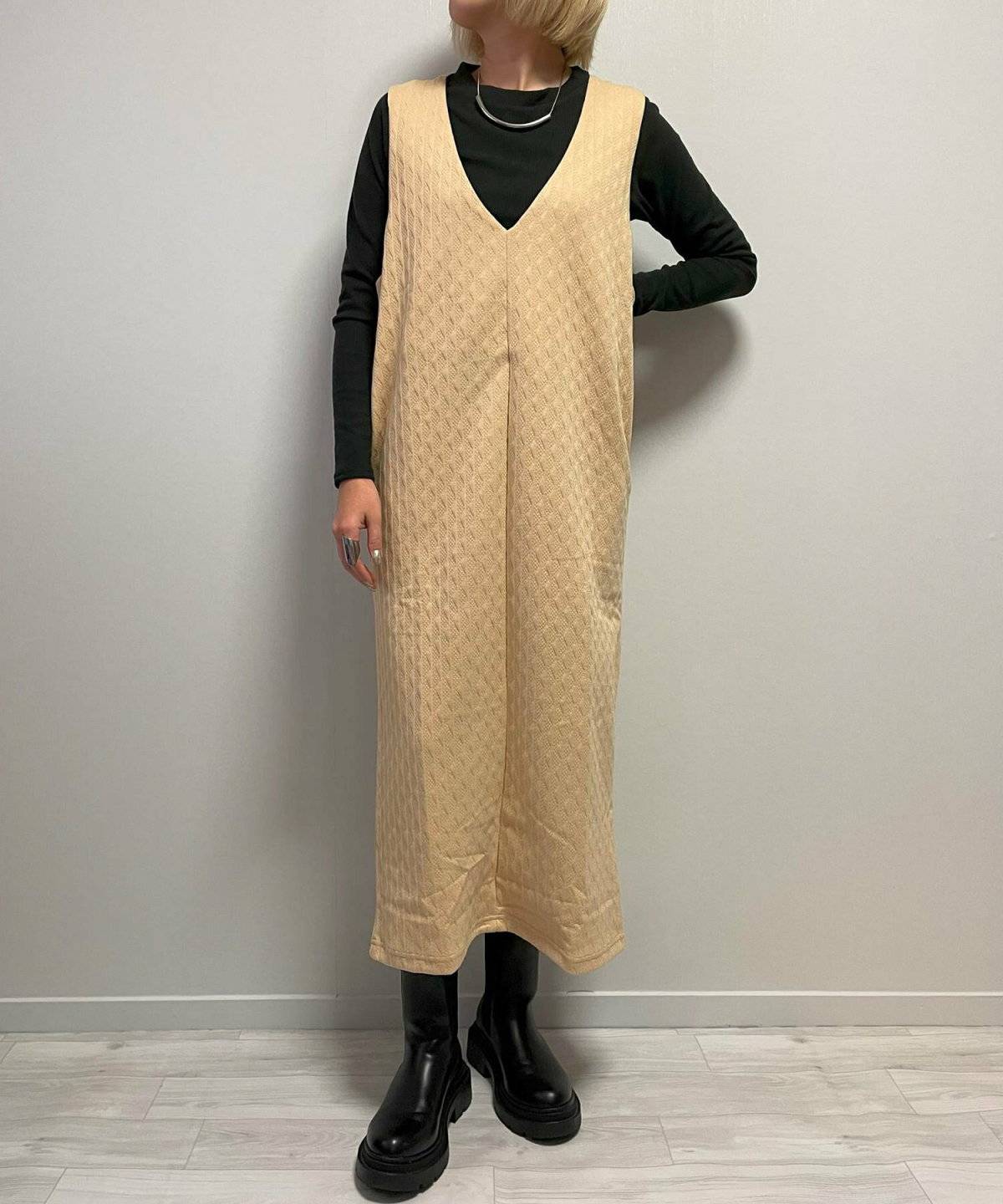 ワンピースコーデの女性