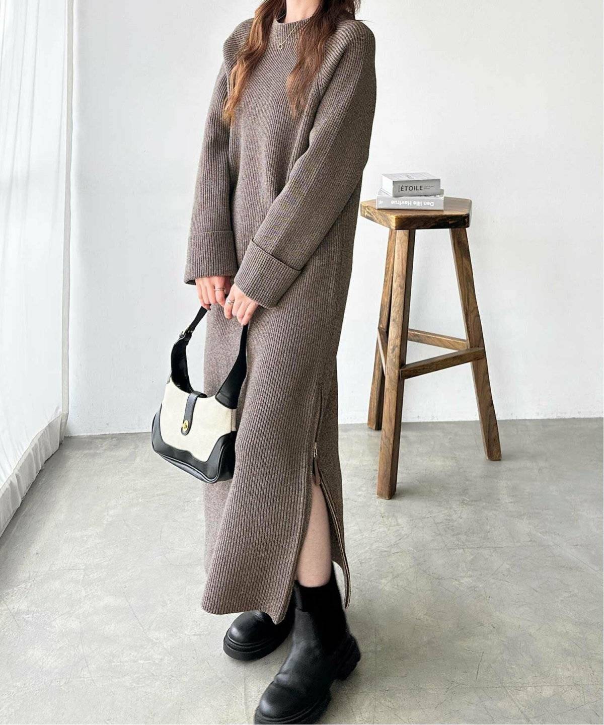 ワンピースコーデの女性