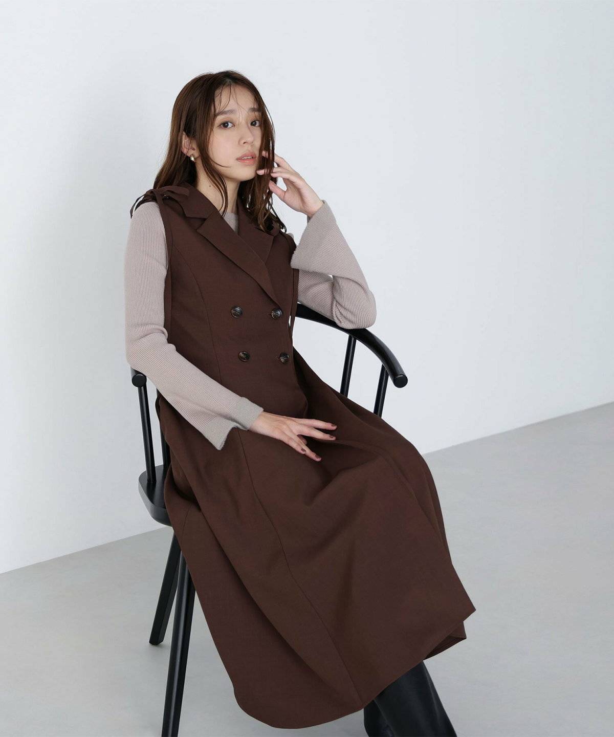 ワンピースコーデの女性