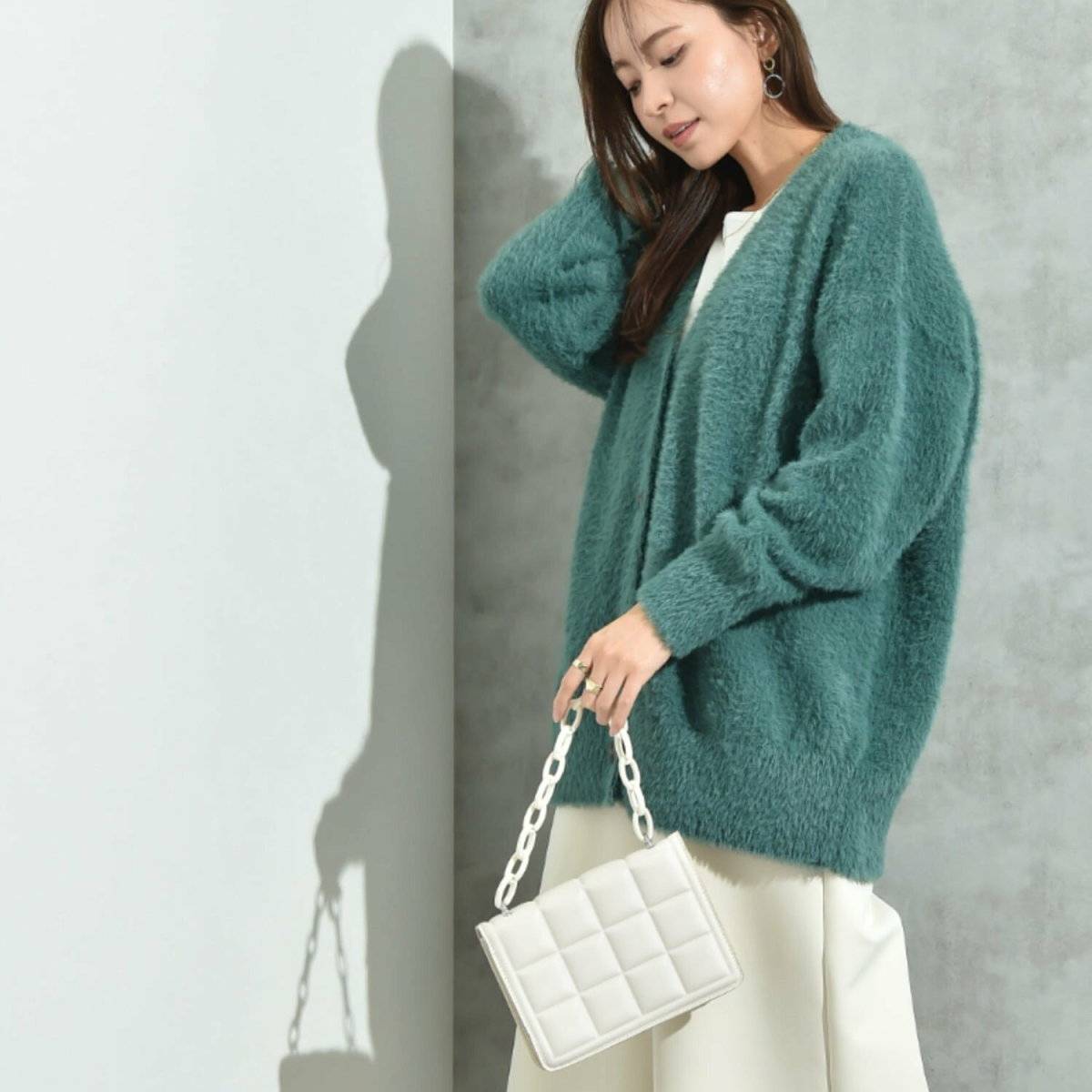 パンツコーデの女性