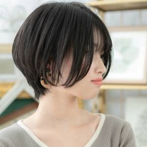  アッシュブラックの前下がりショート 