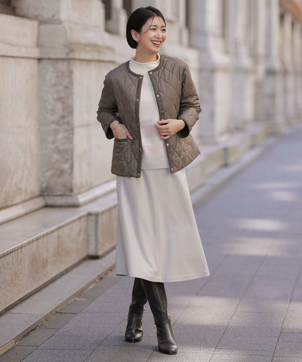 スカートコーデの女性