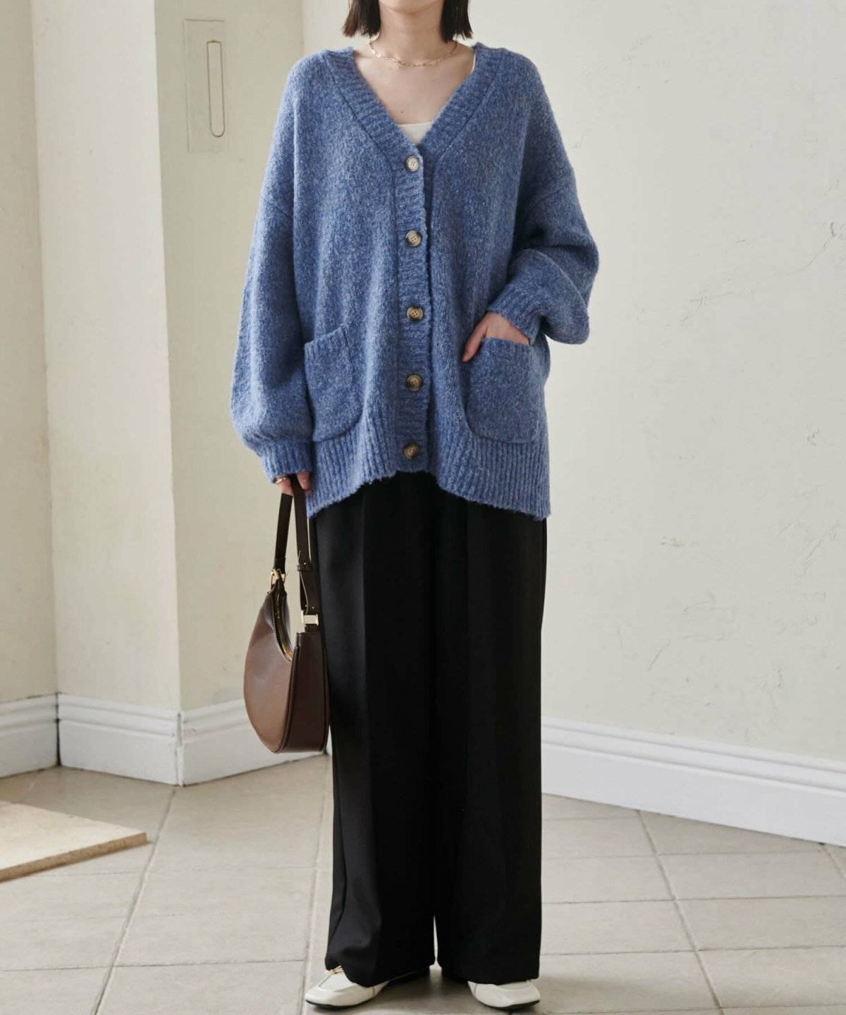 パンツコーデの女性