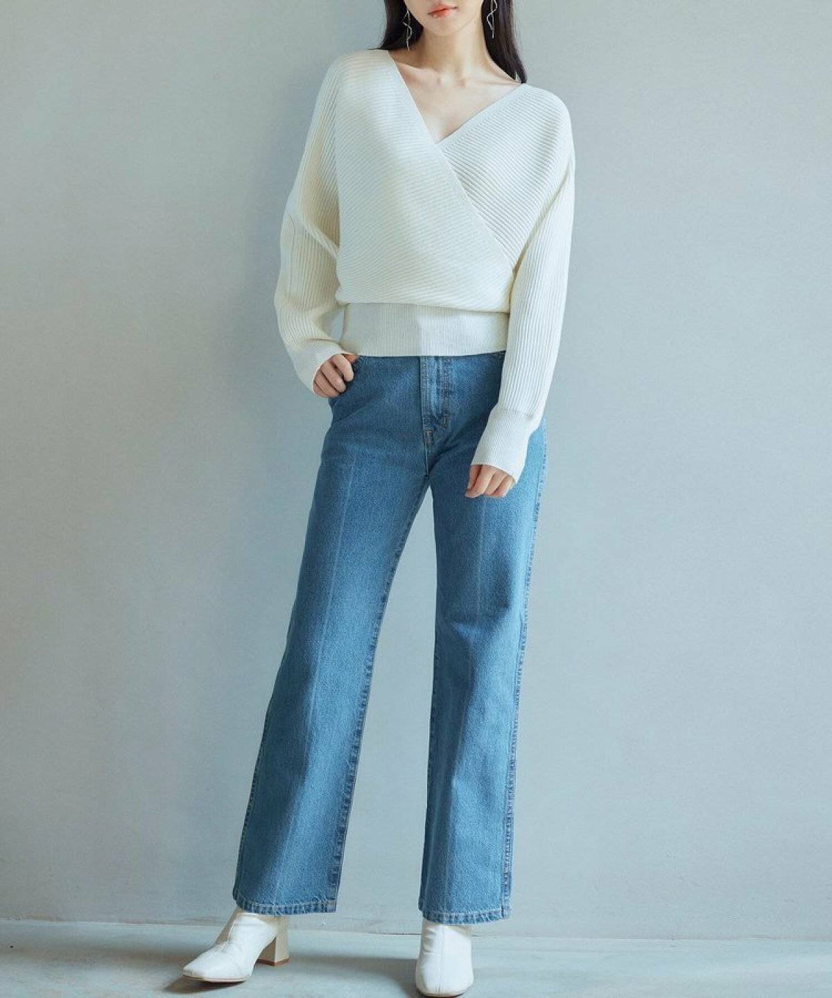 パンツコーデの女性