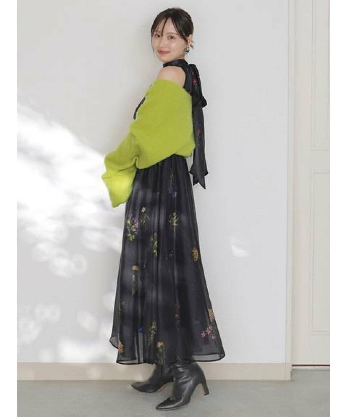 ワンピースコーデの女性