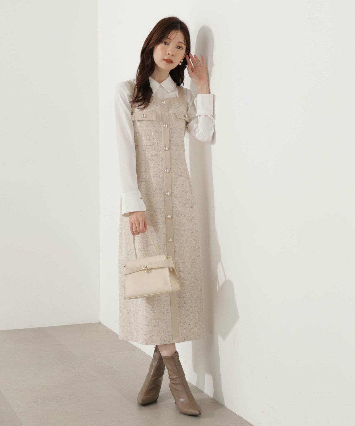 ワンピースコーデの女性