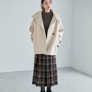  スカートコーデの女性 