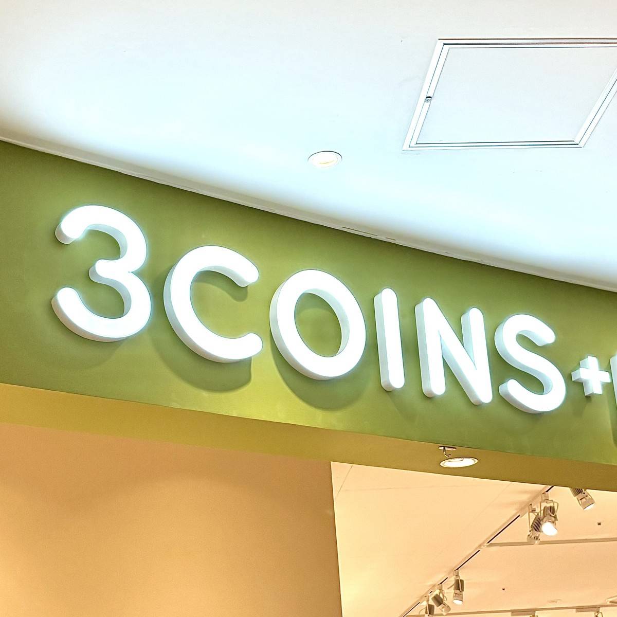 スリーコインズの看板