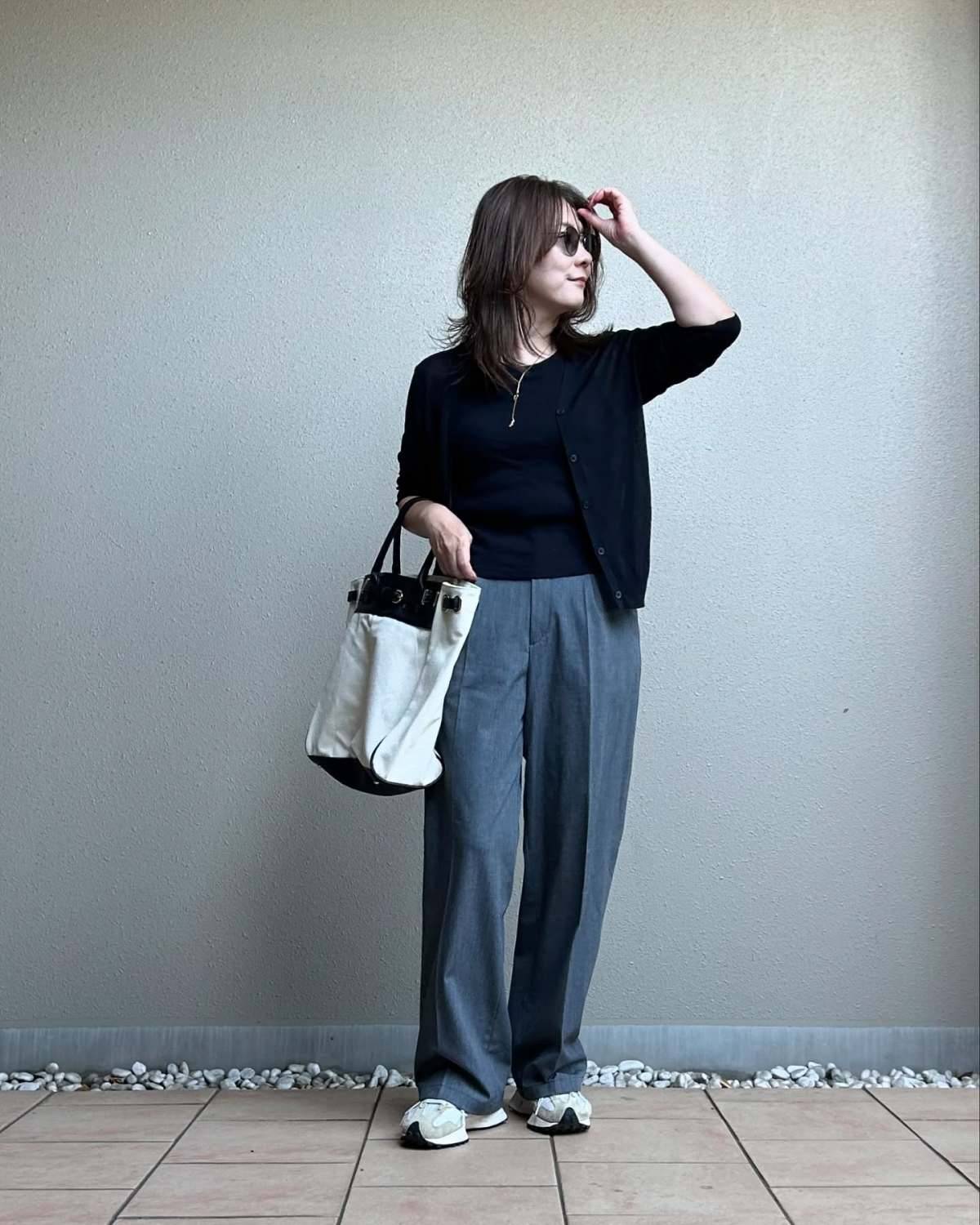 黒ニットを合わせた濃色コーデ