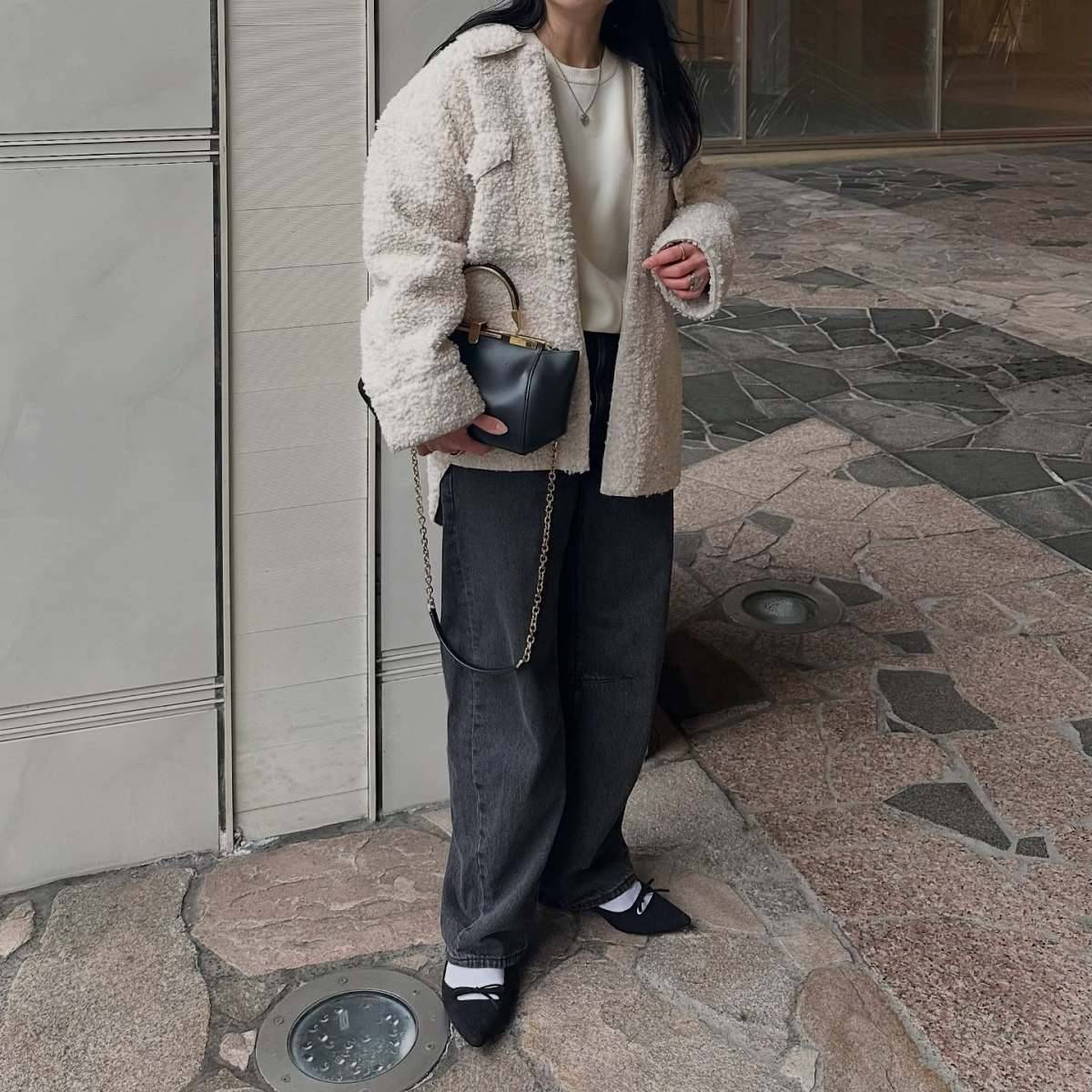 トップスとアウターのカラーを合わせる♡