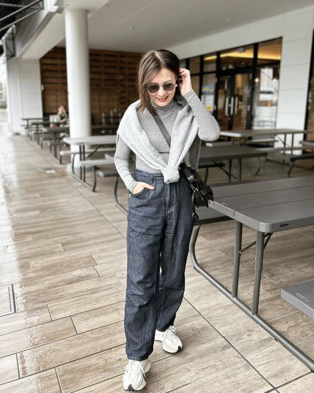 カーディガンを肩掛けする！