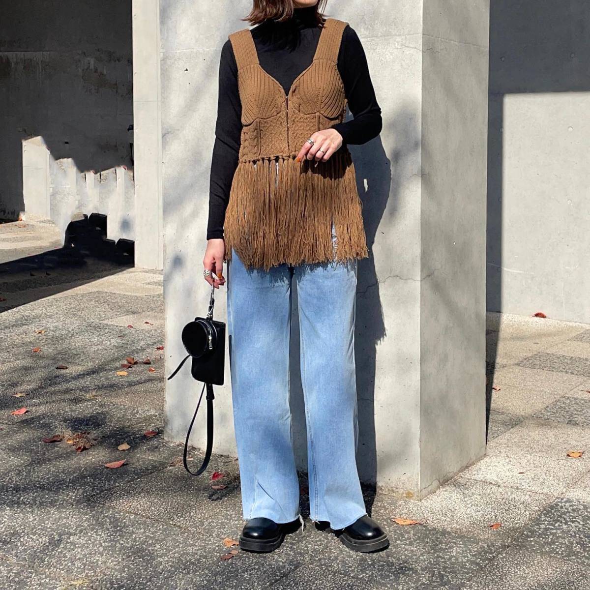 ハイネックニット×ビスチェの重ね着が◎