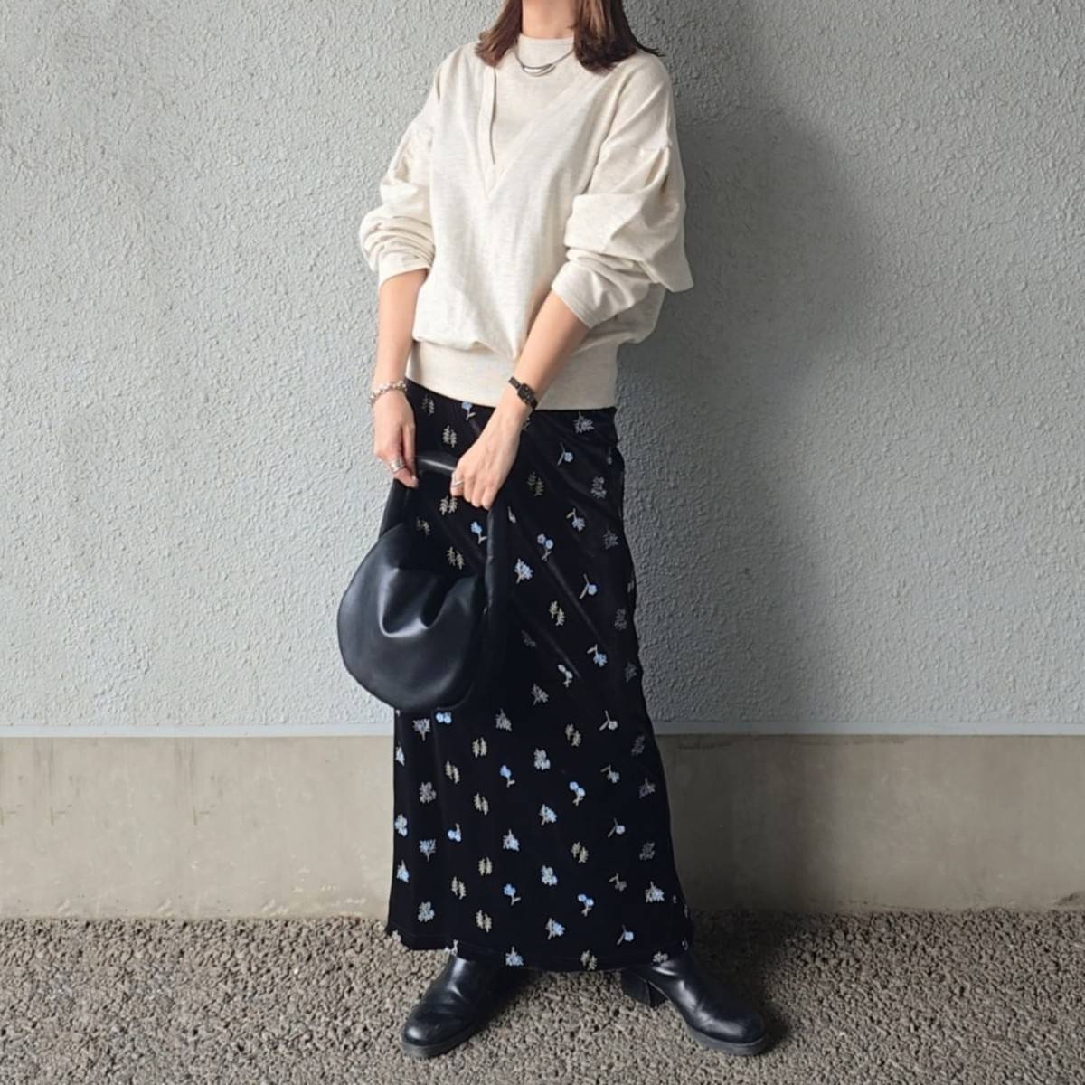 モノトーンコーデの女性