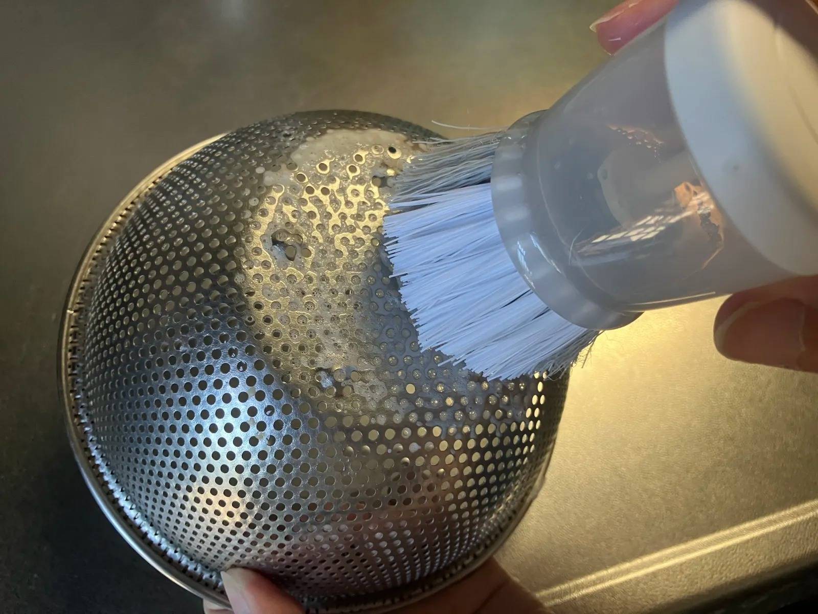 DAISO(ダイソー)：洗剤が入るキッチンブラシ