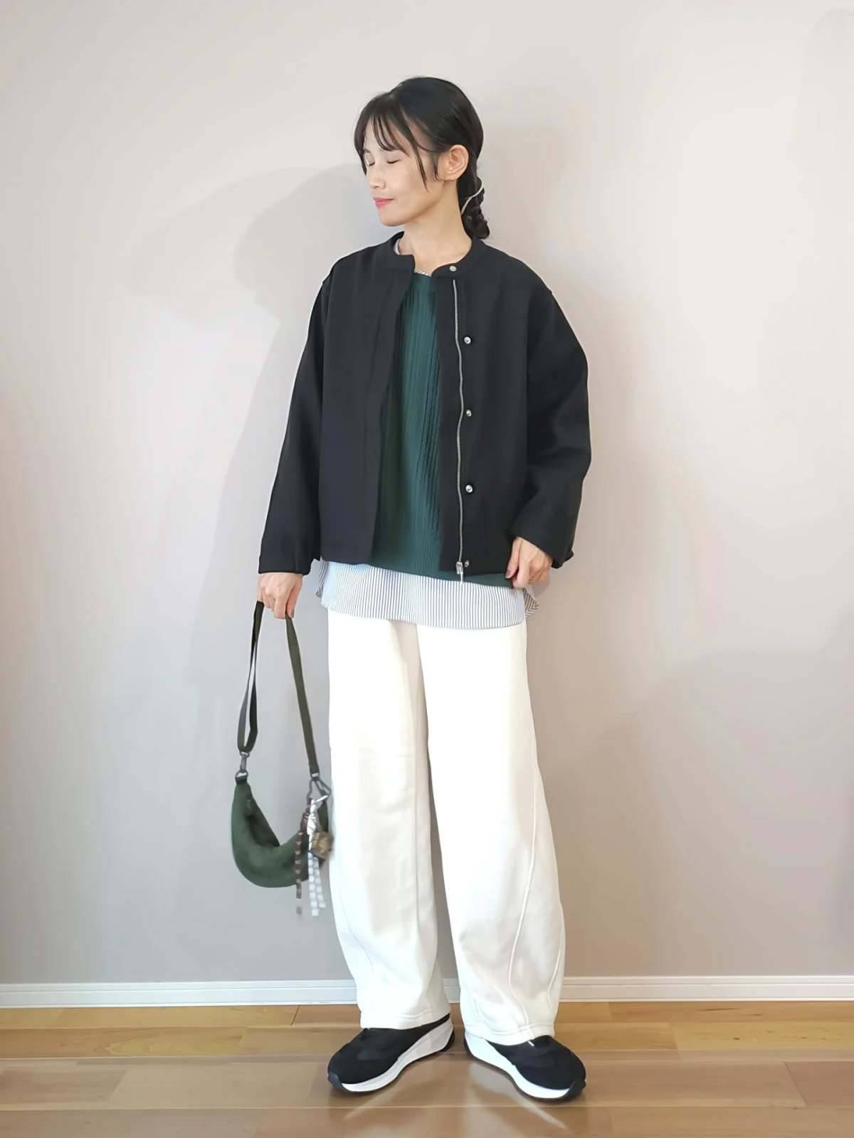 カラートップスをアクセントに！