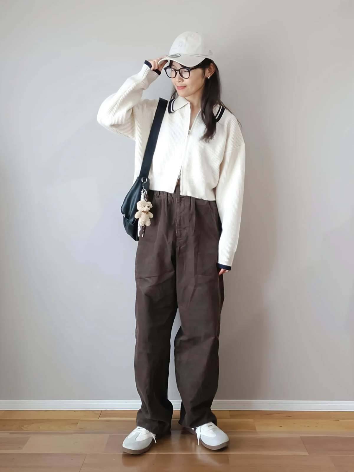 ジップアップカーディガンを合わせてカジュアルに！