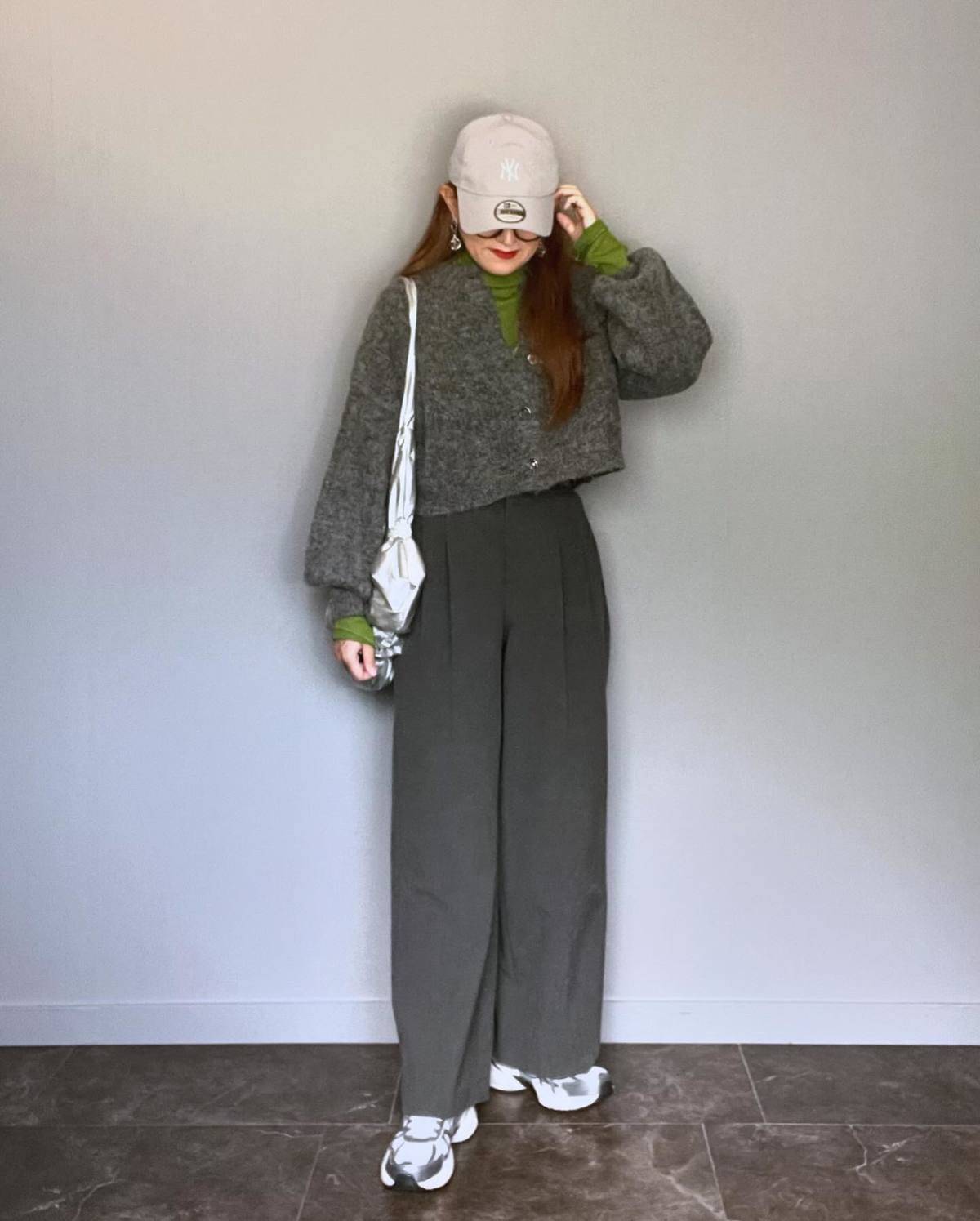 カラートップスをチラ見せする♪