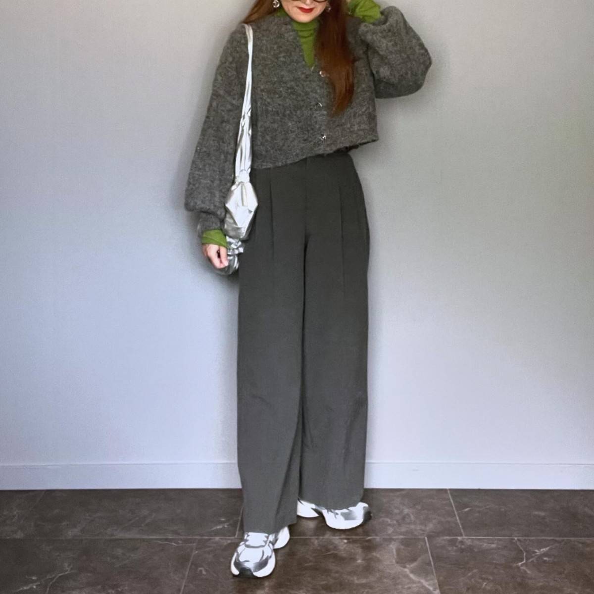 グレーのワントーンコーデの女性