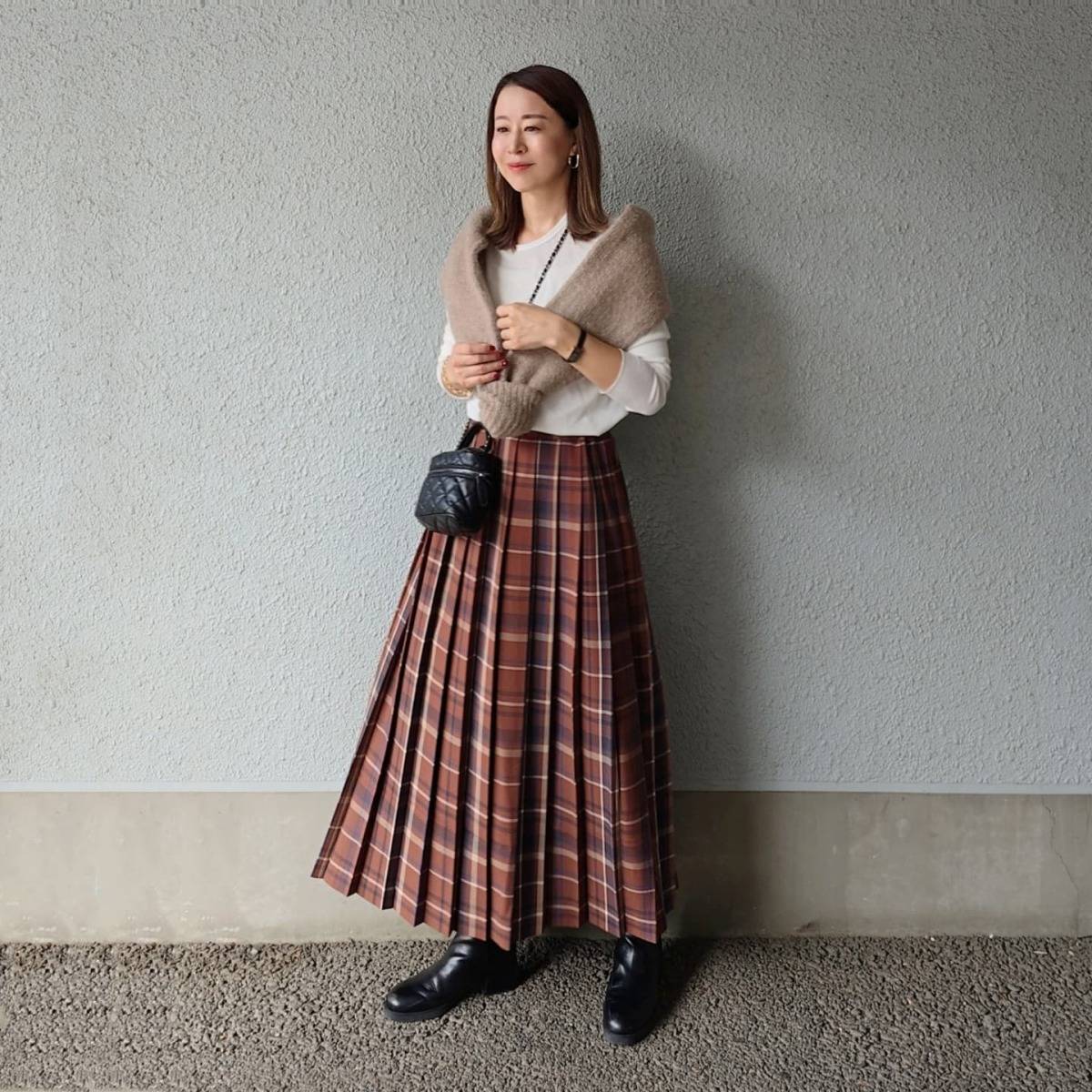 白トップスの上に肩掛けする♡