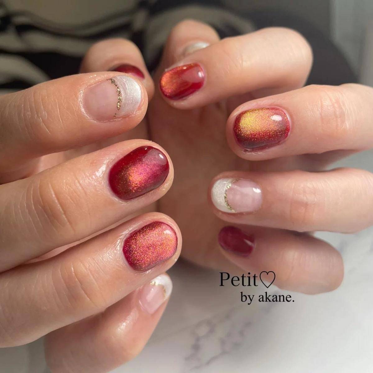 季節感のある赤のマグネットネイル