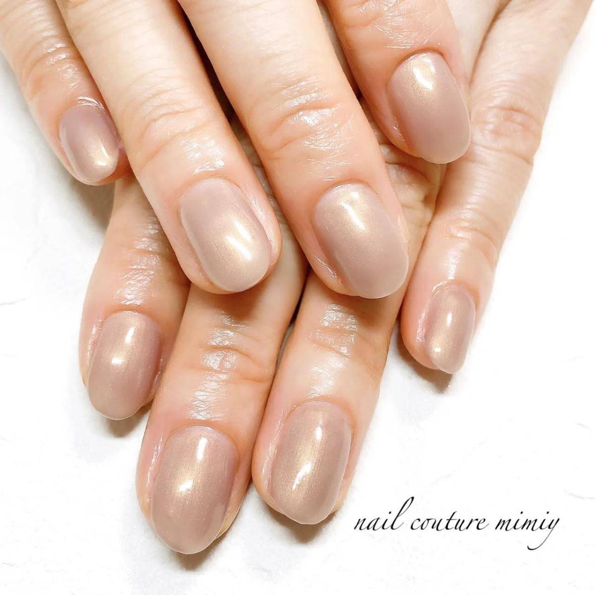 シンプルベージュのワンカラーネイル