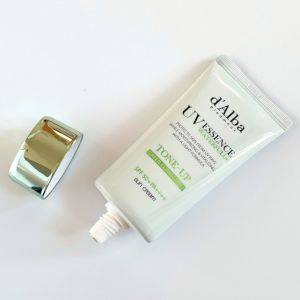 乾燥しにくいのが嬉しい……！とんでもなく美肌見えする「最強下地」